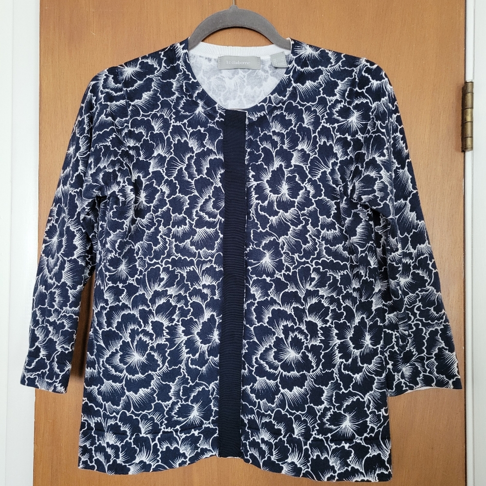 Liz Claiborne navy & white 100% cotton floral cardigan 3/4 sleeves. Snap closure